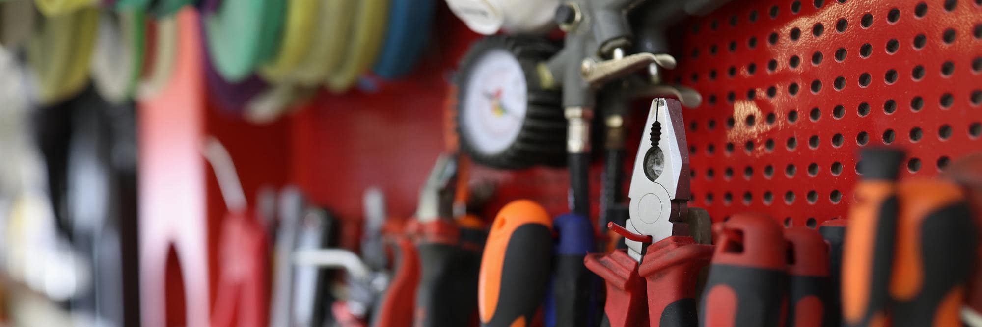 PARED CON HERRAMIENTAS COLGADAS